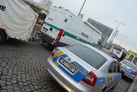 Nález podezřelých zavazadel uzavřel stanici metra Skalka
