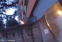 Kvůli požáru bytu v Brně evakuovali z domu desítky osob