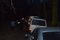 Kriminalisté vyšetřují nález těla mrtvého muže v lese