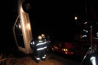 Policejní potápěči vylovili auto z řeky Moravy