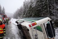 Autobus vezoucí děti se po nehodě převrátil na bok