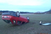 Automobil skončil po nehodě na střeše, jednu osobu transportovali záchranáři letecky do nemocnice