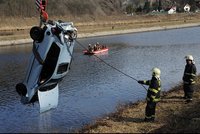 Hasiči vytahovali z Vltavy utopený automobil