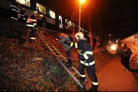 Vlak v Praze usmrtil muže, cestující museli evakuovat hasiči po žebříku