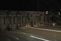 Převrácený kamion zablokoval hlavní tah u Buchlovic