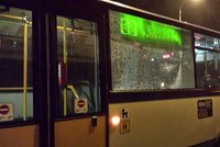 Opilý mladík v Ostravě rozbil okno autobusu, před strážníky se pokusil utéct
