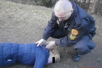 Lidé nalezli pejskařku ležící na zemi, první pomoc jí poskytli strážníci