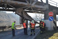 Kamion se nevlezl pod železniční most, řidič zaměstnal složky IZS