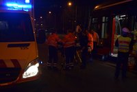 Muže v tramvaji postihl pravděpodobně infarkt, zachránili ho záchranáři