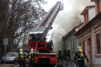 Složky IZS zaměstnal požár přízemního domu, uvnitř zemřela žena
