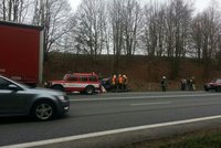 Po nehodě tří vozidel u Mirošovic skončilo jedno na střeše