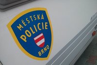 Brněnští strážníci bleskurychle vypátrali a zadrželi dvojici pachatelů vloupání do prodejny