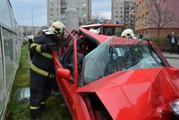 Řidička nabourala a „sešrotovala“ zaparkovanou Felicii