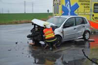 Při nehodě dvou automobilů museli hasiči použít hydraulické vyprošťovací zařízení