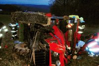 Řidiče museli z havarovaného traktoru vyprostit hasiči