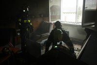 Hasiči z hořícího bytu zachránili tříletou dívku a její maminku