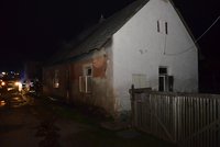 Složky IZS zaměstnal noční požár v rodinném domě na Benešovsku