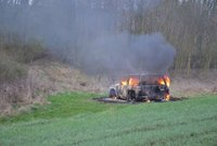 Vozidlo u Kladna, ve kterém se našla mrtvá osoba, někdo zapálil úmyslně