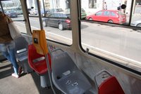 VIDEO: Brutálního lupiče z tramvaje poznal kriminalista na čerpací stanici