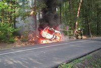 Automobil začal po nárazu do stromu na Zlínsku hořet