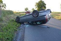 Po nehodě dvou vozidel skončilo jedno z aut na střeše