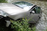 Hasiči lovili z řeky Opavy osobní auto, řidička vyvázla nezraněna