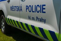 Agresivní a opilý muž napadl v Praze strážníka, vyhrožoval mu smrtí
