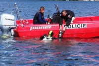 Hasiči s vodními záchranáři pátrali po plavci, našli ho v pořádku