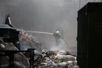 V Otrokovicích bojovali hasiči s požárem odpadu v hale