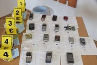Vězeňská služba zajistila zásilku 14 mobilů mířících do věznice