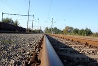 Neznámý pachatel položil na koleje v délce 171 metrů kameny, ohrozil cestující ve vlaku