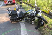 Po havárii motocyklu do svodidel zůstal motorkář v bezvědomí