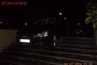 Cizinec si v Brně spletl značky, místo v garáži skončil s Audi na schodišti