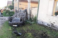 Auto skončilo po nehodě v obci Dřísy na střeše