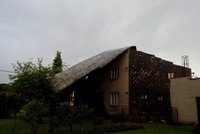 Silný vítr strhl v Návsí střechu rodinného domu