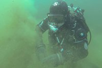 Policejní potápěči pátrali po plavci, který zmizel pod hladinou, našli ho mrtvého