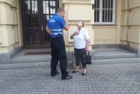 Zmatená seniorka zvonila na ostrahu soudu, pomohli jí strážníci