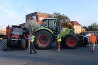 Policisty a hasiče zaměstnala v Kroměříži nehoda dvou traktorů a osobního vozu