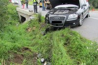 Vůz Audi havaroval na mostku přes potok na Zlínsku, kvůli hrozící kontaminaci potoka na místo vyjeli hasiči