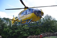 Dvacetiletý mladík skončil s autem v Karviné na střeše, u nehody zasahoval vrtulník LZS