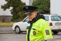 Muž pod vlivem alkoholu ujížděl policistům na Vysočině, neujel