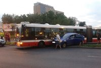 V pražské Krči došlo k nehodě autobusu s osobním vozem