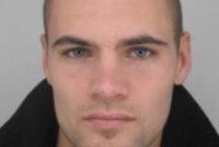 PÁTRÁNÍ: Pomozte vypátrat mladého muže, který zabil dívku na zastávce MHD