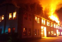 Kvůli požáru v Kralupech byl vyhlášen zvláštní stupeň požárního poplachu