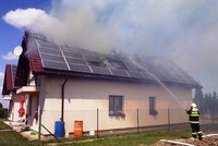 Kvůli požáru střechy s fotovoltaikou museli hasiči vyhlásit II. stupeň požárního poplachu