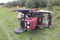 Traktor skončil po nehodě na boku