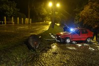 Řidič Felicie nezvládl jízdu na dlažebních kostkách a skončil s vozem na střeše