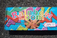 Celníci zadrželi tisíce kusů padělků plastových stavů a barevných gumiček Rainbow Loom