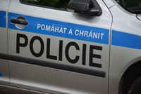 Policisté cestou z práce domů resuscitovali starší ženu, zachránili jí život
