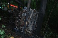 V hořícím voze nalezli hasiči mrtvého řidiče